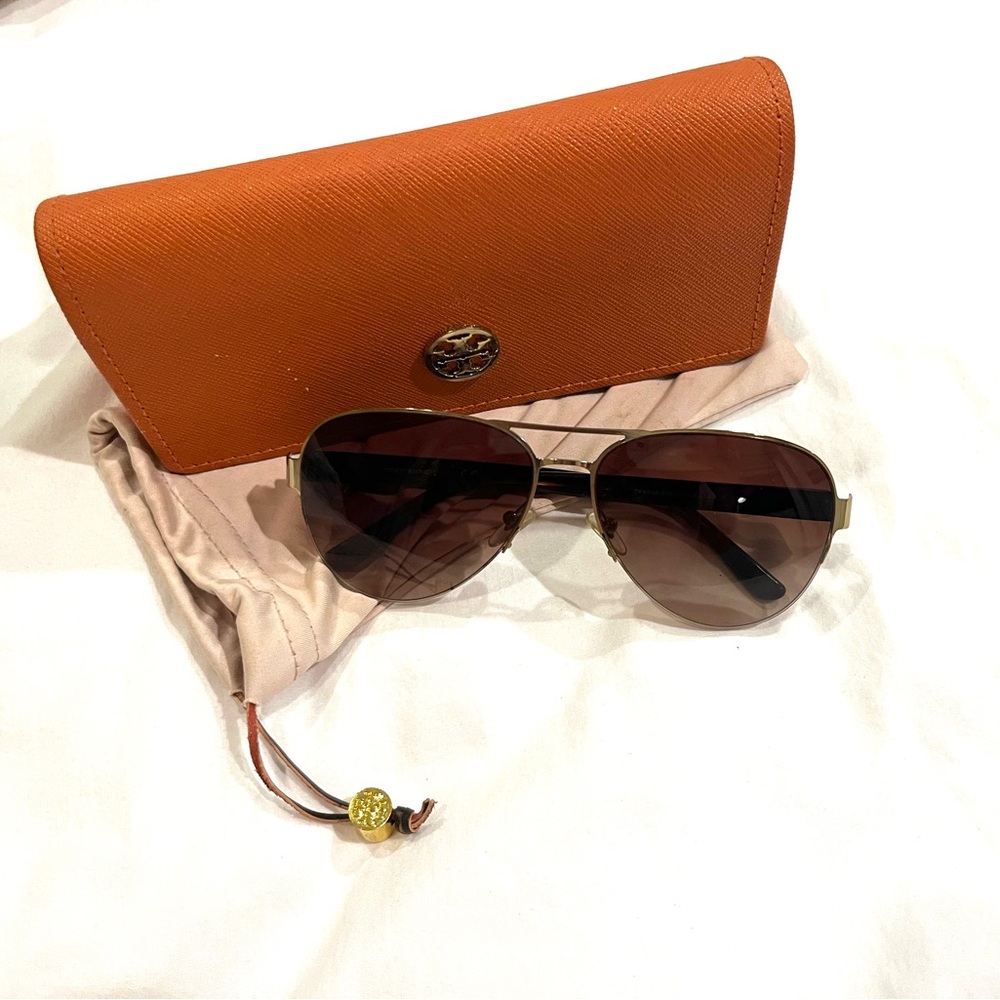 Tory Burch aviator sunglasses with cloth and case. Light & comfortable.￼